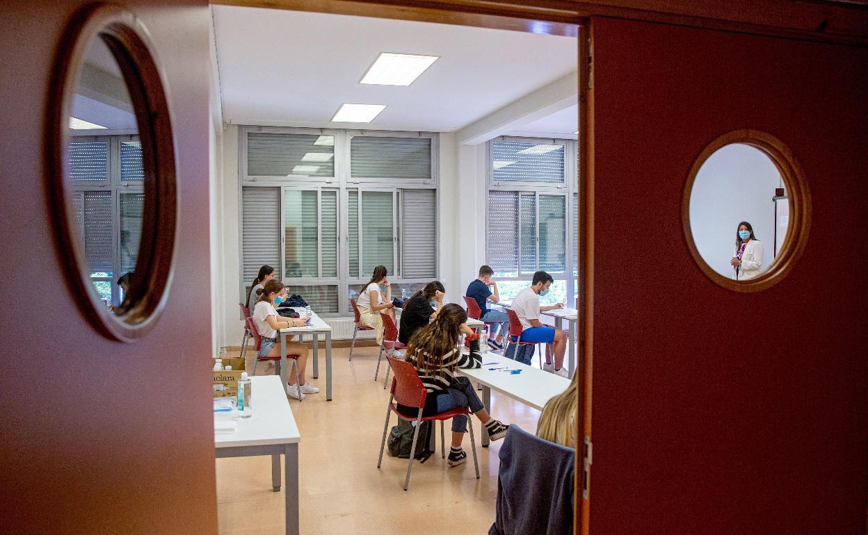 Interior de un aula durante las recientes Pruebas de Acceso a la Universidad. 