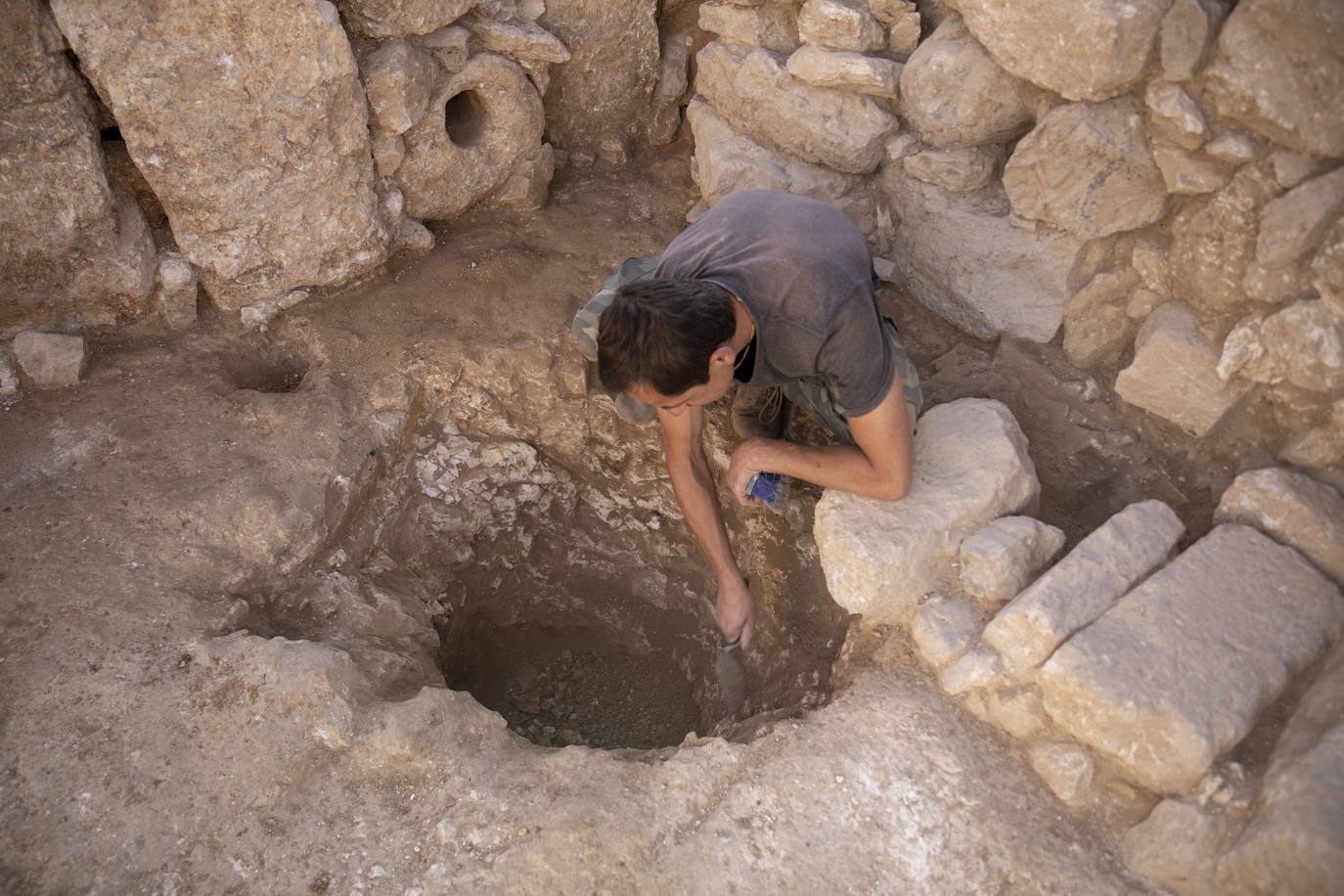 El emplazamiento, de la Edad de Hierro, fue "clave en la historia de los últimos tiempos del Reino de Judá", y se une "a otros sitios clave descubiertos en el área de Jerusalén" que estuvieron ligados a la administración centralizada de esta monarquía "desde su apogeo hasta su destrucción", explica el doctor Yuval Baruch, de la AAI. 