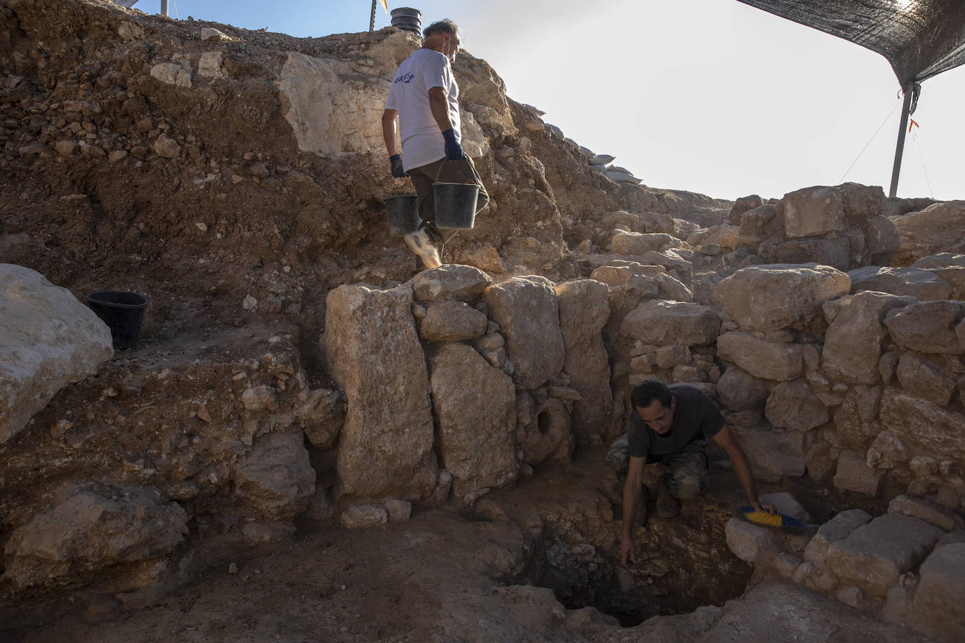 El sitio, en la actual zona occidental de la Ciudad Santa, es "una estructura inusualmente grande construida con muros de sillares concéntricos", un elemento que señala su relevancia, aseguró hoy la Autoridad de Antigüedades de Israel (AAI), que realizó la excavación.