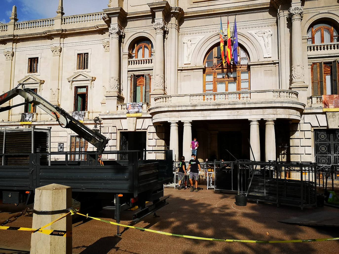 Avanzan las obras en la plaza del Ayuntamiento. El color rojo se apodera de buena parte del pavimento y el nombre de Valencia asoma ya en la zona adoquinada. 