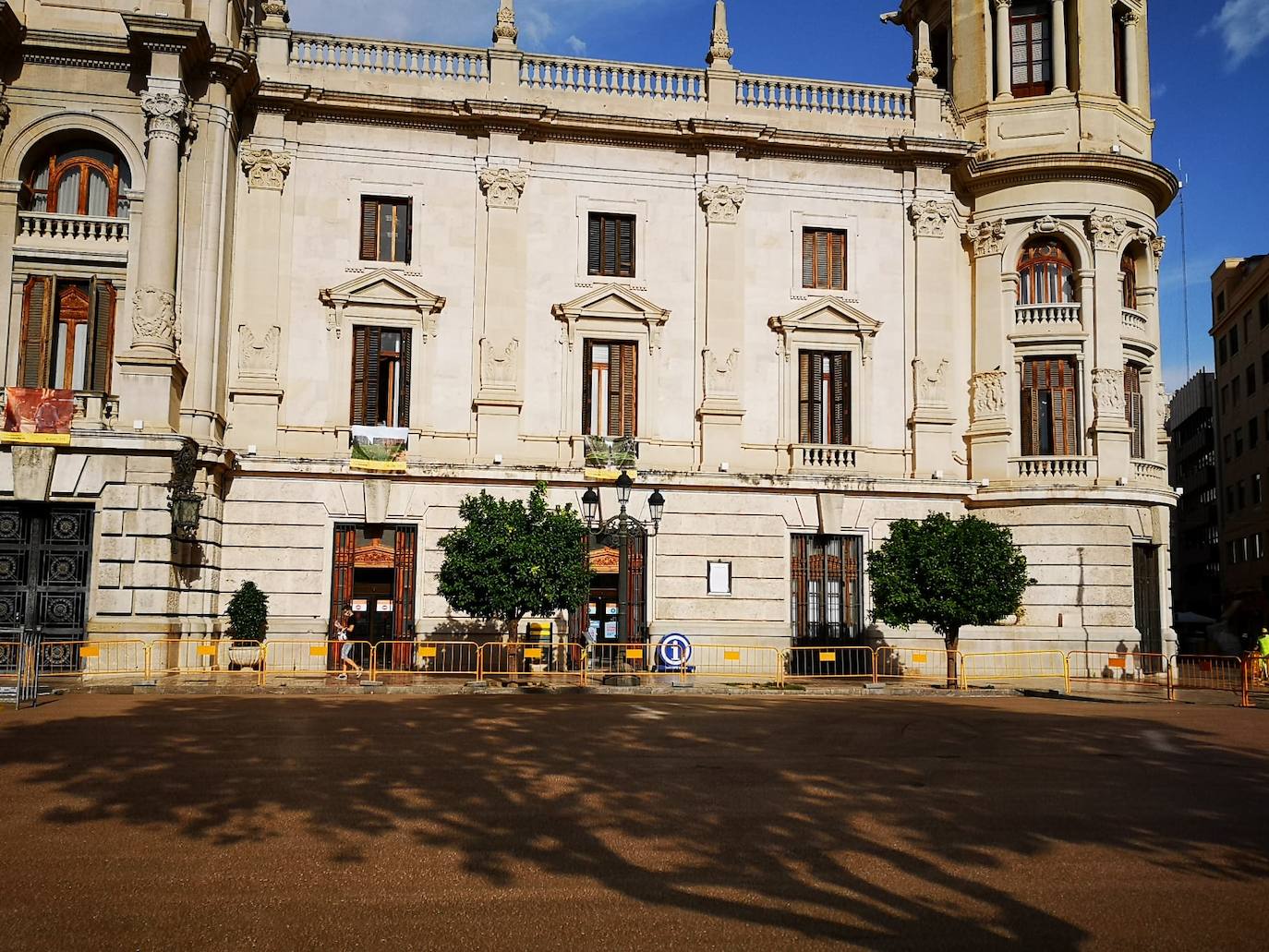 Avanzan las obras en la plaza del Ayuntamiento. El color rojo se apodera de buena parte del pavimento y el nombre de Valencia asoma ya en la zona adoquinada. 