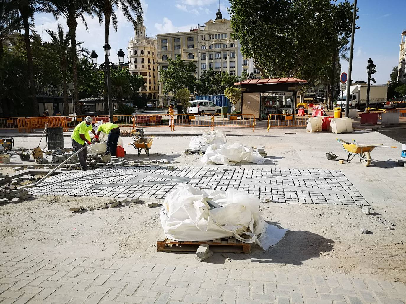 Avanzan las obras en la plaza del Ayuntamiento. El color rojo se apodera de buena parte del pavimento y el nombre de Valencia asoma ya en la zona adoquinada. 