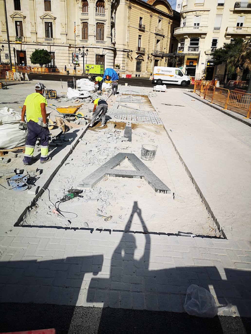 Avanzan las obras en la plaza del Ayuntamiento. El color rojo se apodera de buena parte del pavimento y el nombre de Valencia asoma ya en la zona adoquinada. 