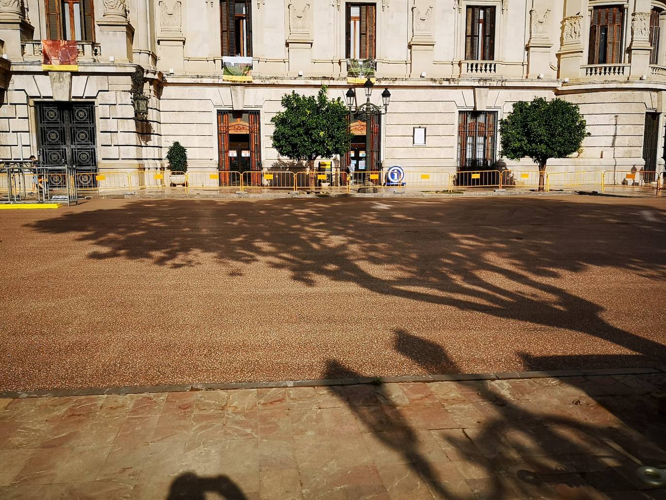 Avanzan las obras en la plaza del Ayuntamiento. El color rojo se apodera de buena parte del pavimento y el nombre de Valencia asoma ya en la zona adoquinada. 