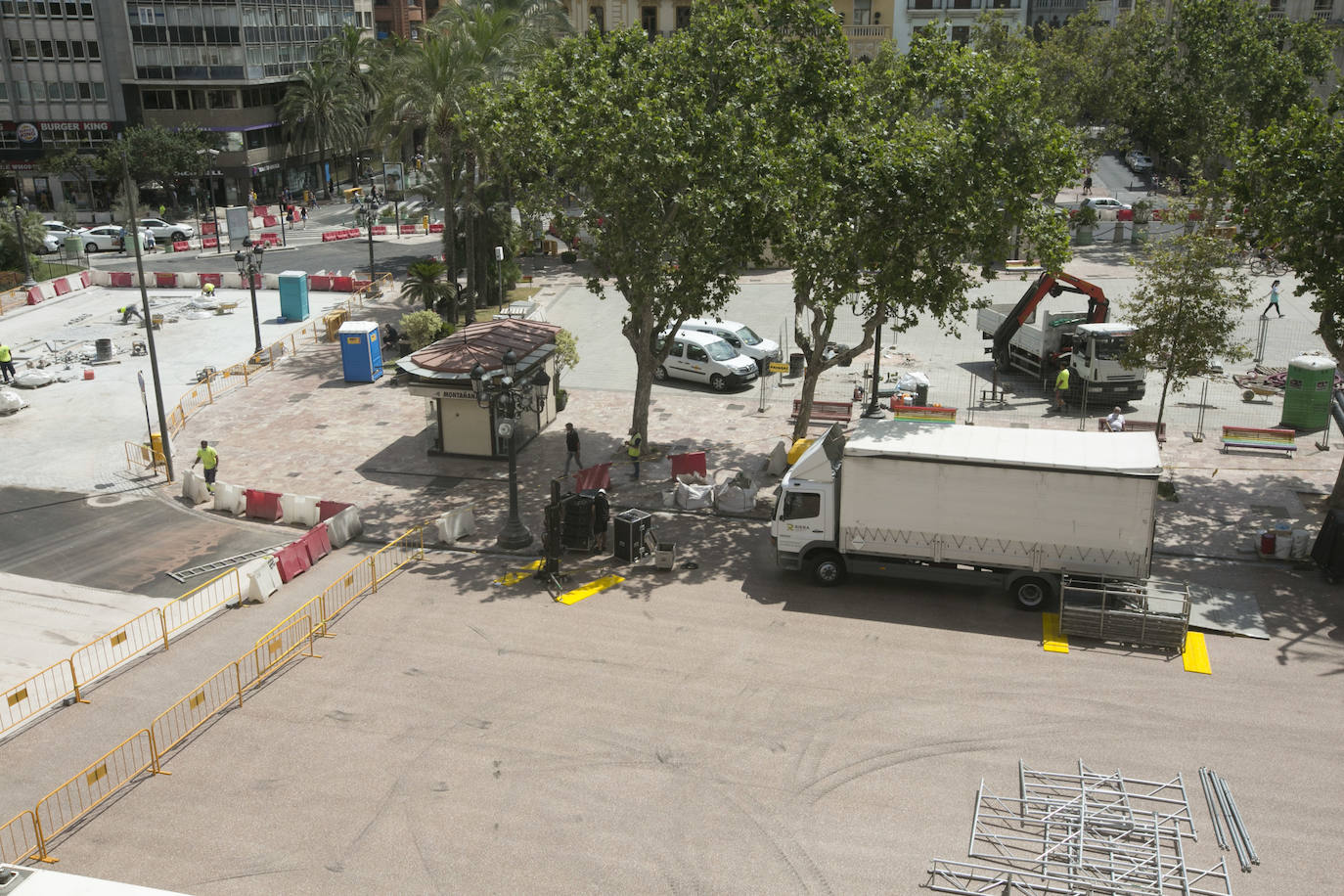 Avanzan las obras en la plaza del Ayuntamiento. El color rojo se apodera de buena parte del pavimento y el nombre de Valencia asoma ya en la zona adoquinada. 