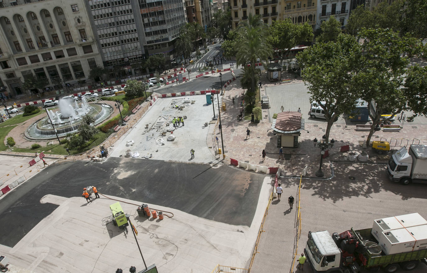 Avanzan las obras en la plaza del Ayuntamiento. El color rojo se apodera de buena parte del pavimento y el nombre de Valencia asoma ya en la zona adoquinada. 