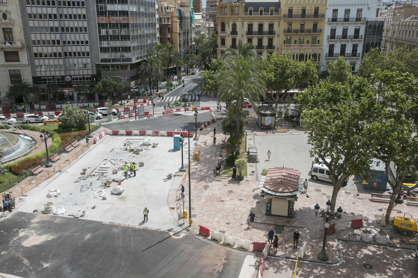 Avanzan las obras en la plaza del Ayuntamiento. El color rojo se apodera de buena parte del pavimento y el nombre de Valencia asoma ya en la zona adoquinada. 