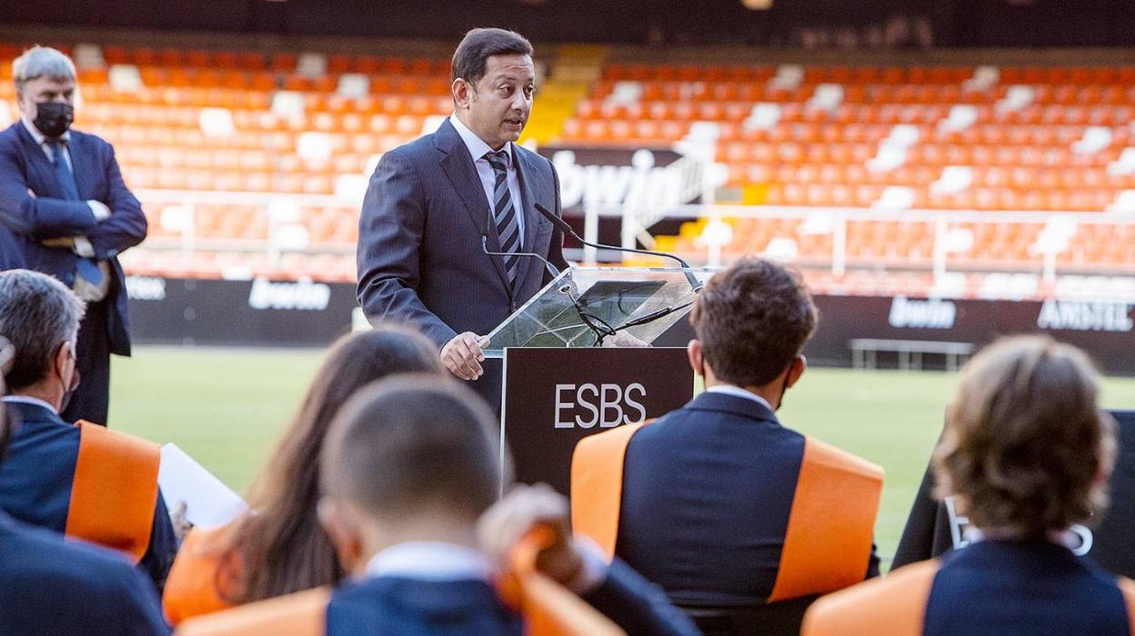 Anil Murthy, durante su intervención ante los alumnos. vcf