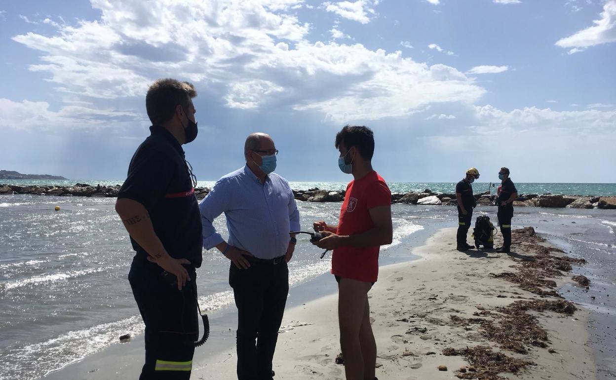 El concejal de Seguridad, José Ramón González, conversa con los equipos de rescate. 