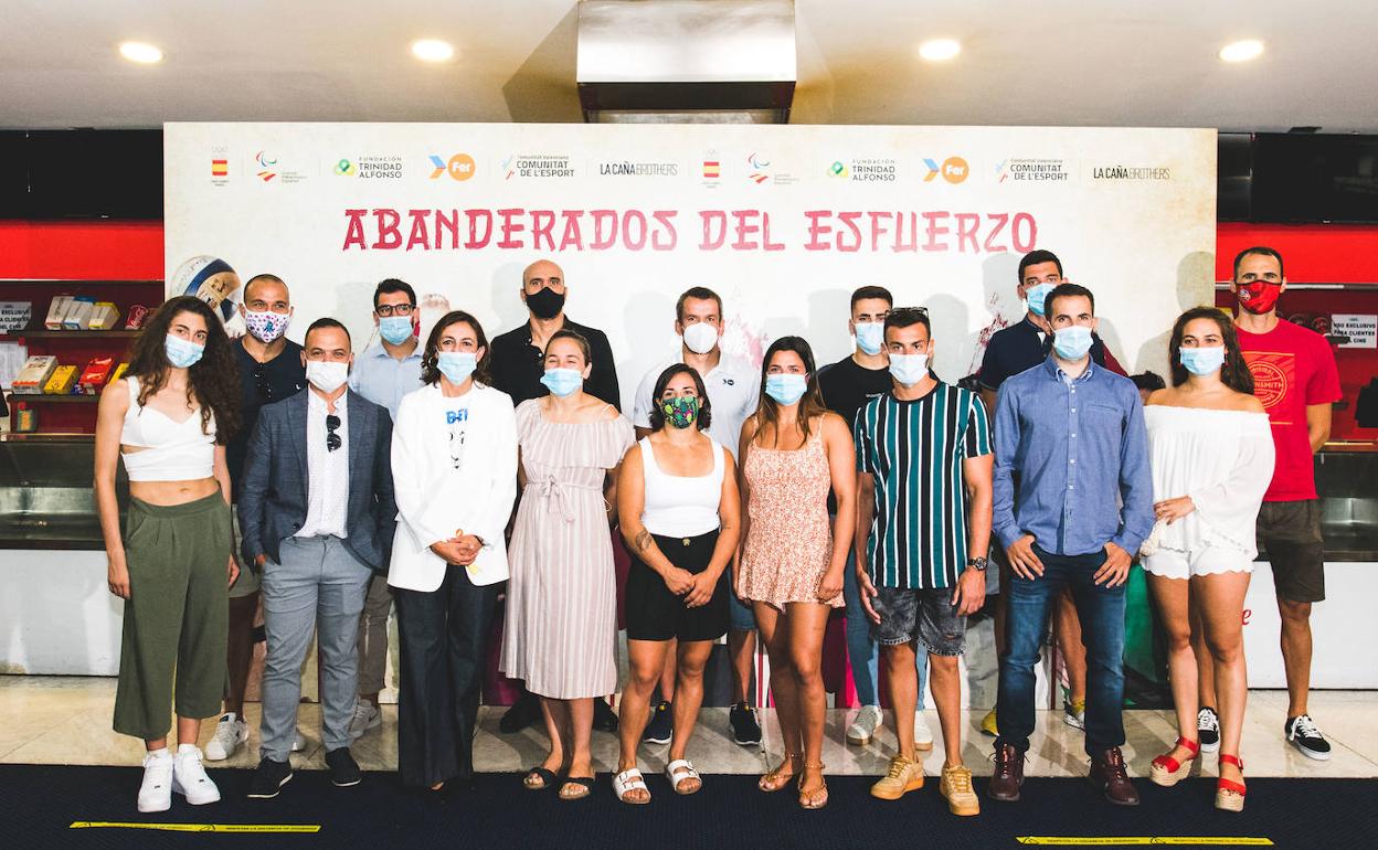 Deportistas, equipo del documental y Elena Tejedor, en el ABC Park. 