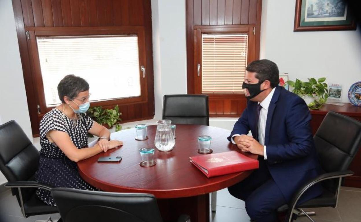 La ministra de Asuntos Exteriores, Arancha González Laya, con el ministro principal de Gibraltar