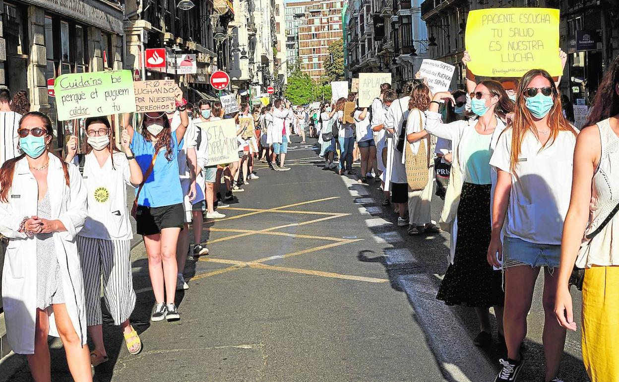 Protesta de los MIR por el centro de Valencia.