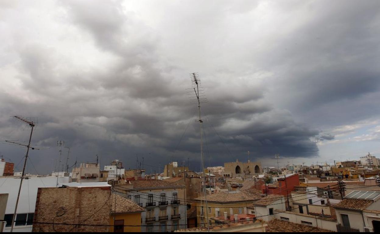 Tormenta sobre la ciudad de Valencia.