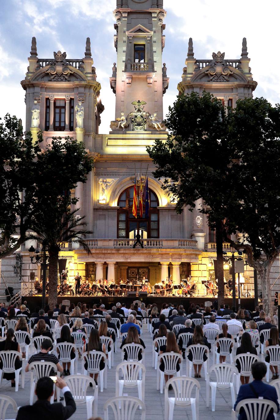 La plaza del Ayuntamiento acoge un acto de poesía, música y pólvora para recordar a los fallecidos por el coronavirus