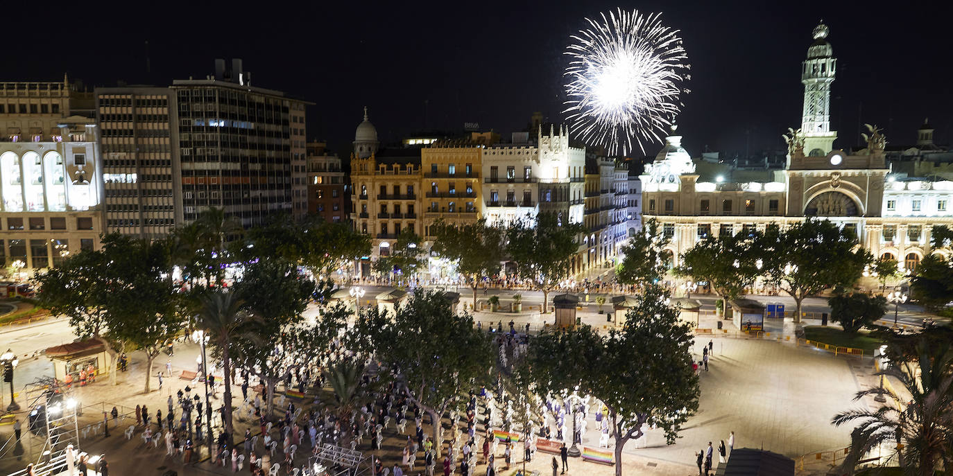 La plaza del Ayuntamiento acoge un acto de poesía, música y pólvora para recordar a los fallecidos por el coronavirus