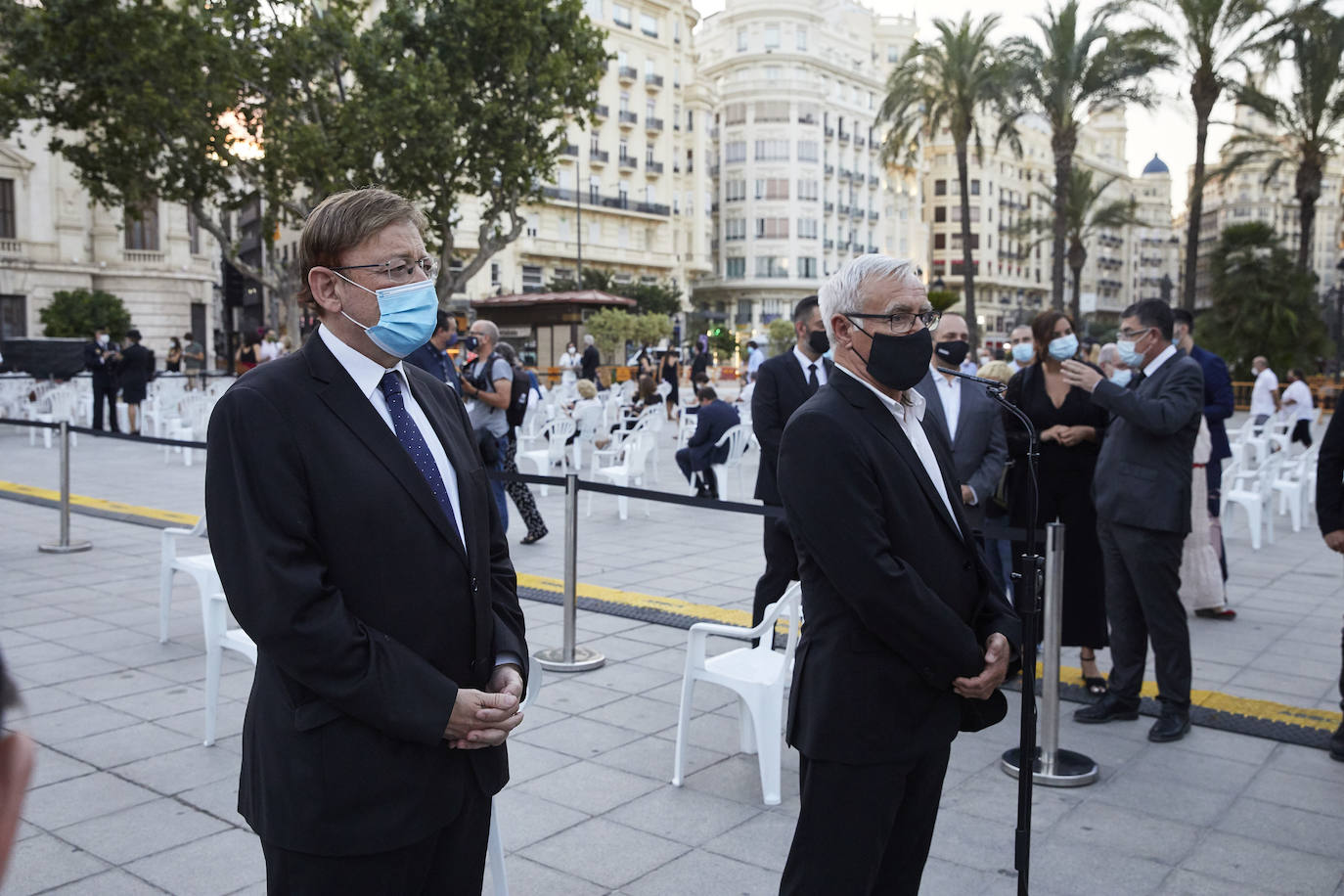 La plaza del Ayuntamiento acoge un acto de poesía, música y pólvora para recordar a los fallecidos por el coronavirus