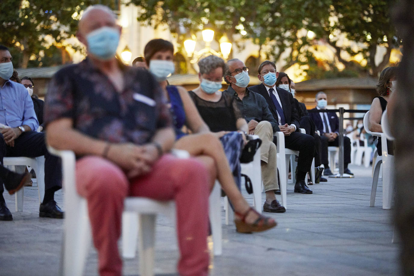 La plaza del Ayuntamiento acoge un acto de poesía, música y pólvora para recordar a los fallecidos por el coronavirus