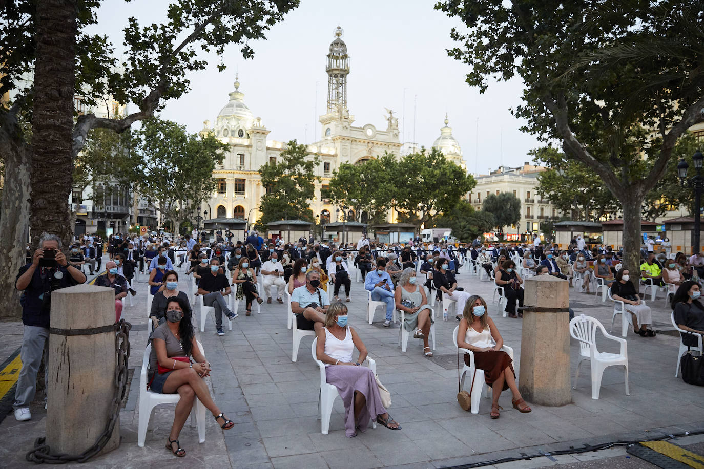 La plaza del Ayuntamiento acoge un acto de poesía, música y pólvora para recordar a los fallecidos por el coronavirus