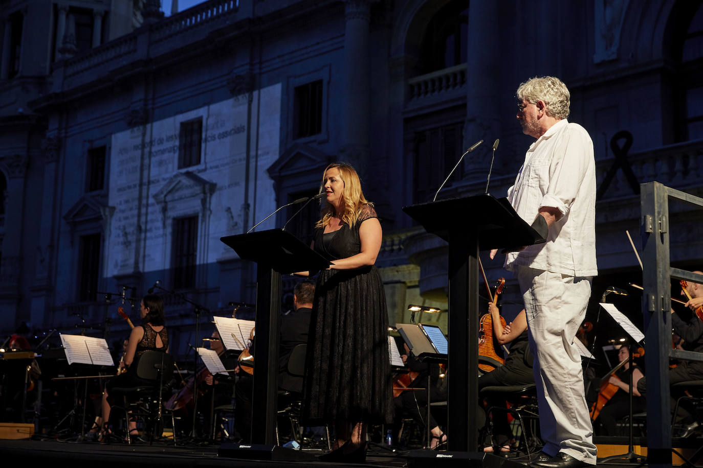 La plaza del Ayuntamiento acoge un acto de poesía, música y pólvora para recordar a los fallecidos por el coronavirus