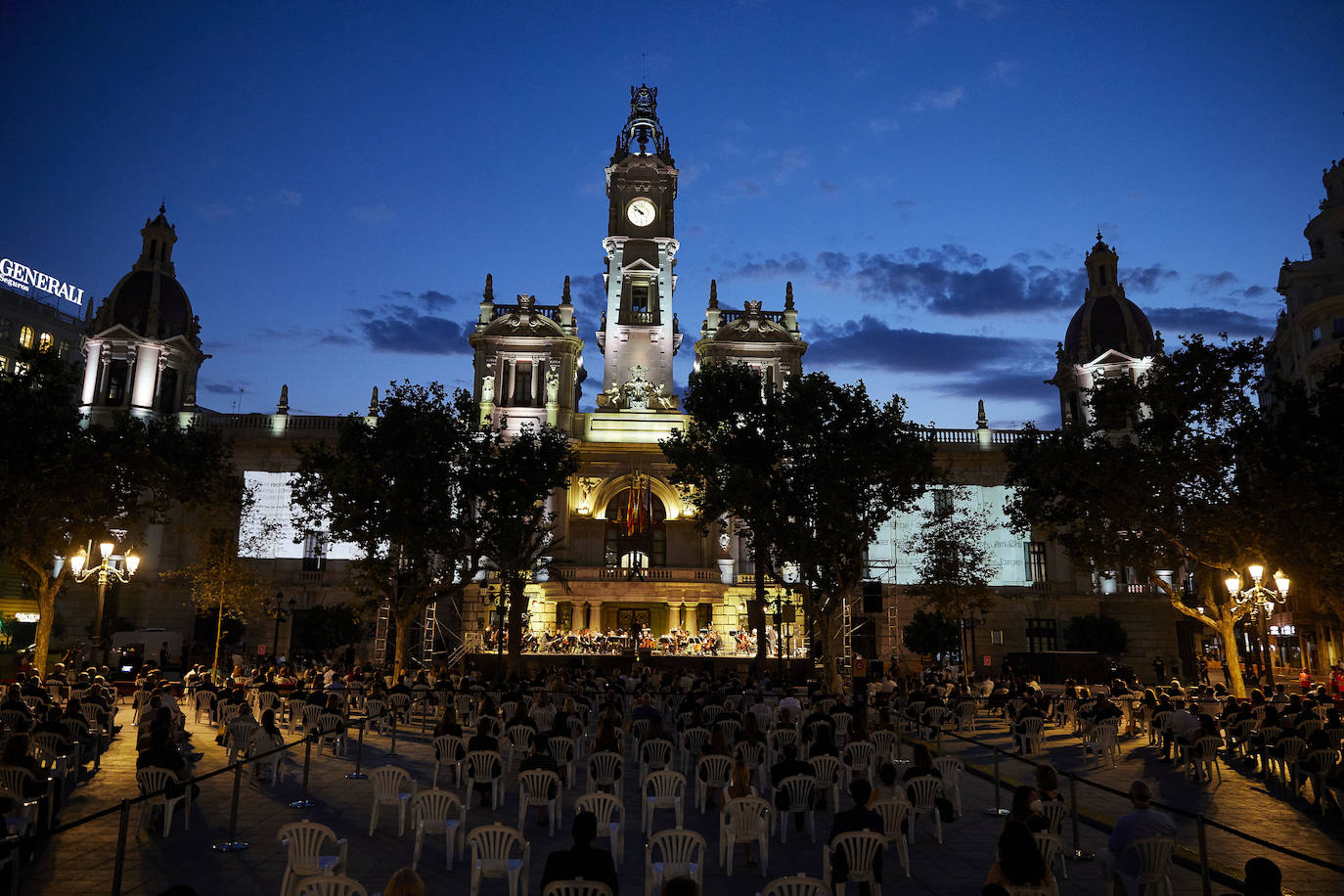 La plaza del Ayuntamiento acoge un acto de poesía, música y pólvora para recordar a los fallecidos por el coronavirus