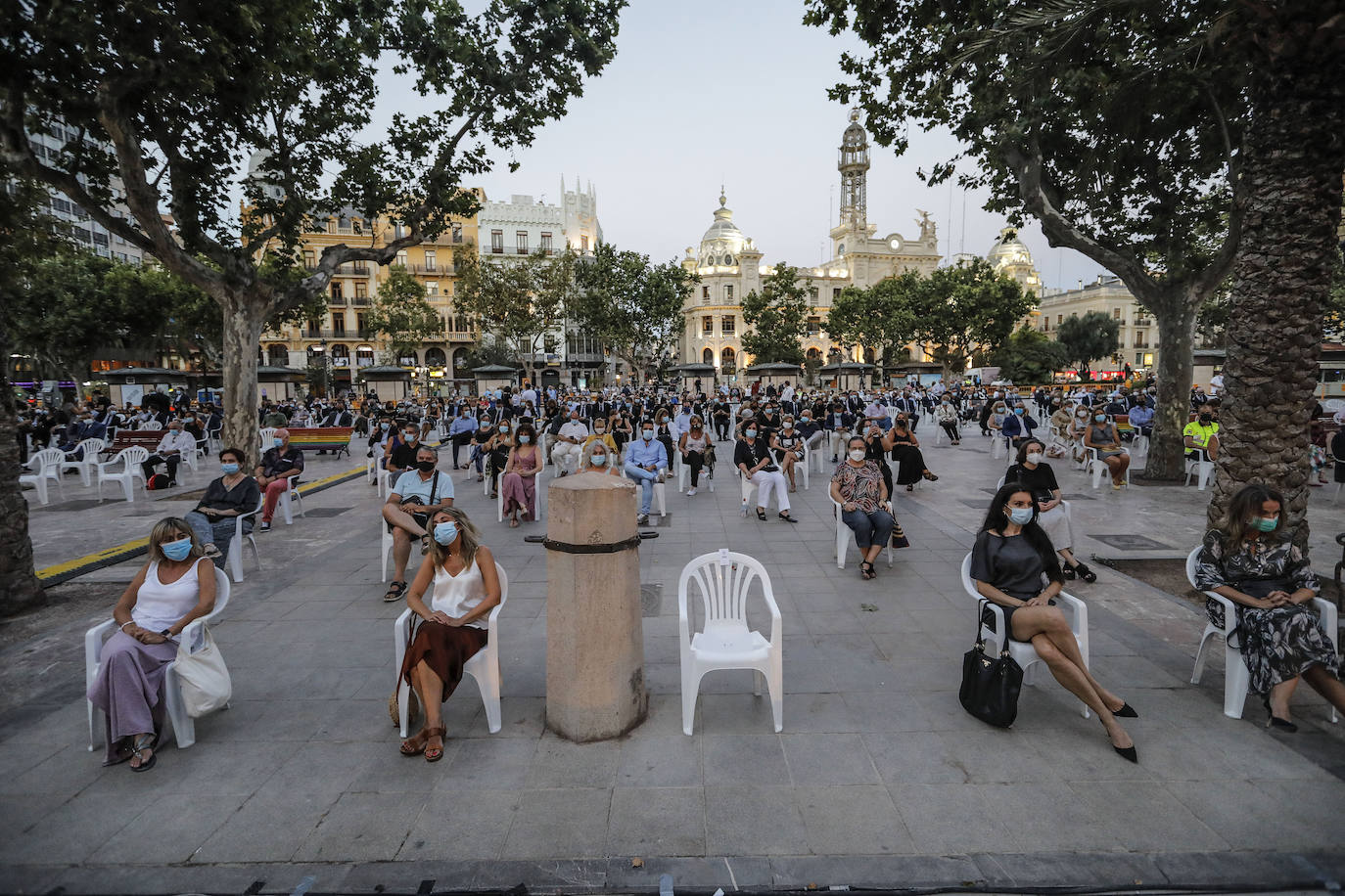 La plaza del Ayuntamiento acoge un acto de poesía, música y pólvora para recordar a los fallecidos por el coronavirus