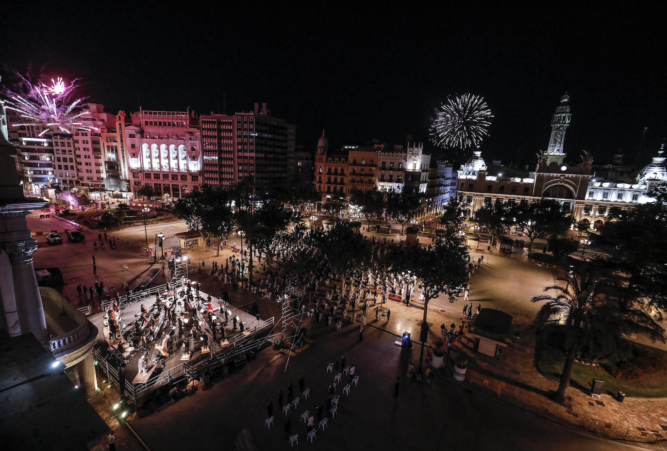 La plaza del Ayuntamiento acoge un acto de poesía, música y pólvora para recordar a los fallecidos por el coronavirus