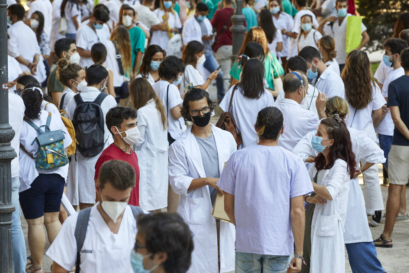 El colectivo pide una mejora de condiciones laborales en una marcha que ha terminado frente al Palau de la Generalitat.