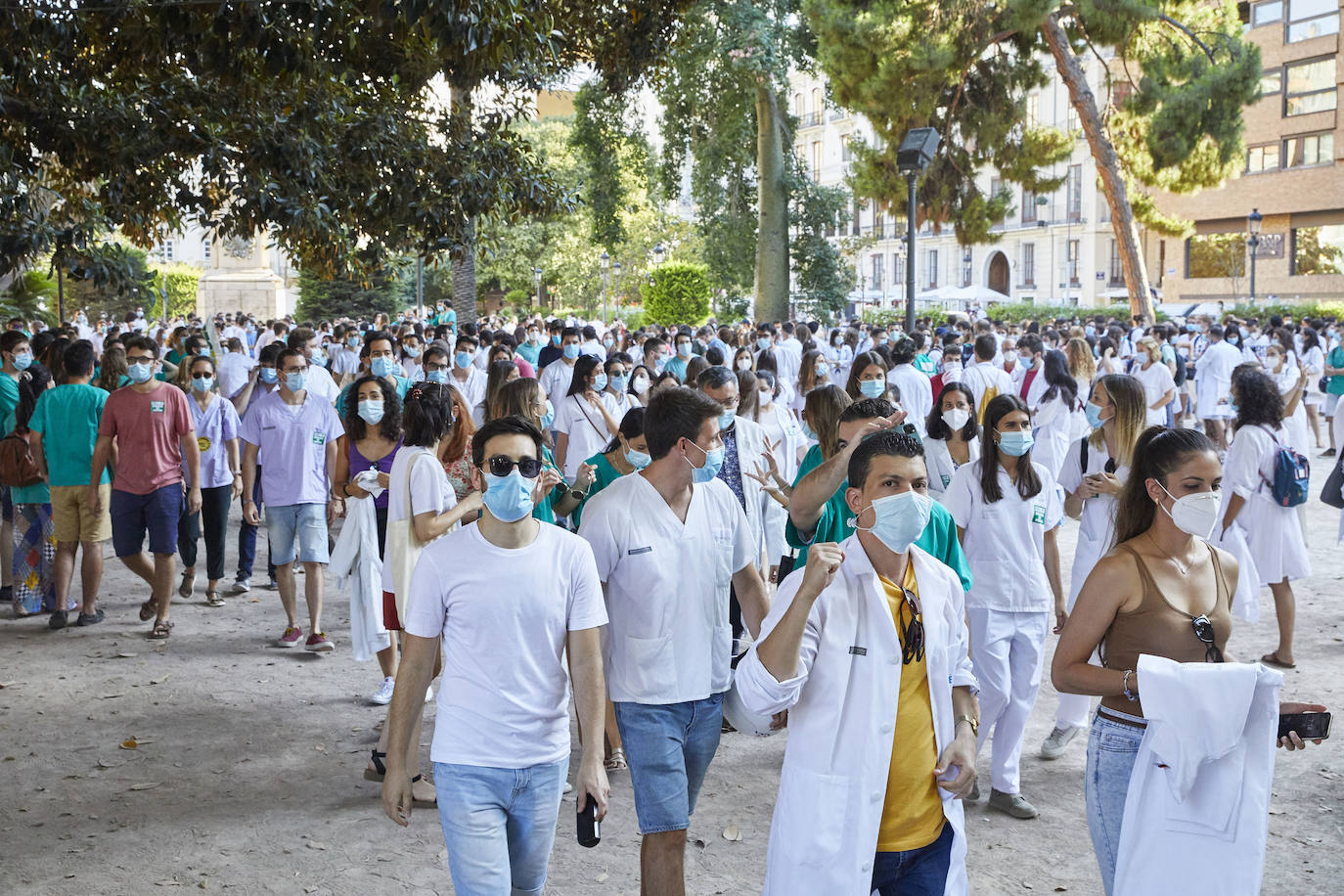 El colectivo pide una mejora de condiciones laborales en una marcha que ha terminado frente al Palau de la Generalitat.