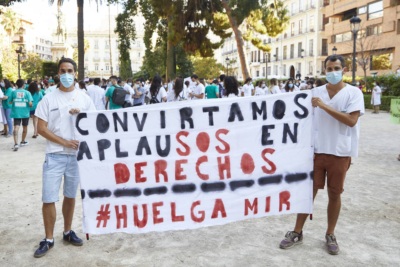 El colectivo pide una mejora de condiciones laborales en una marcha que ha terminado frente al Palau de la Generalitat.