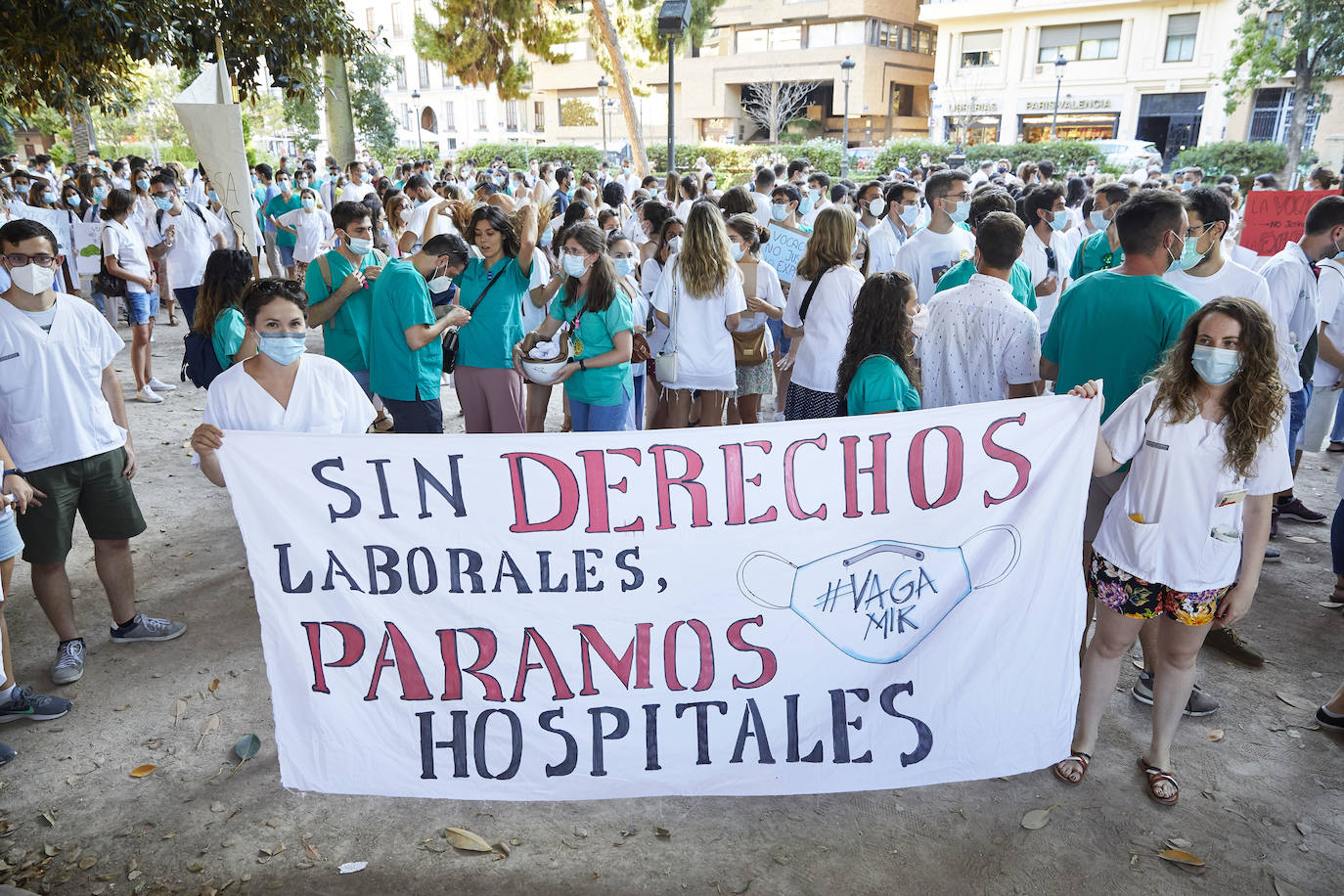 El colectivo pide una mejora de condiciones laborales en una marcha que ha terminado frente al Palau de la Generalitat.