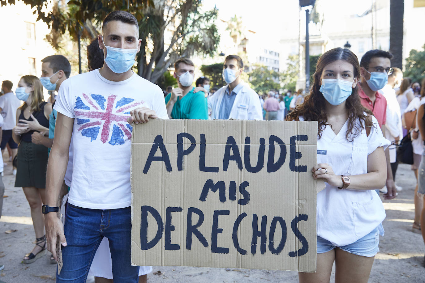 El colectivo pide una mejora de condiciones laborales en una marcha que ha terminado frente al Palau de la Generalitat.