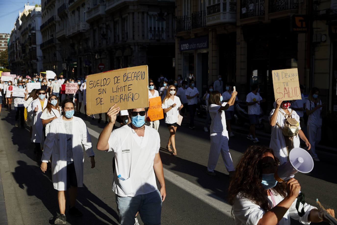 El colectivo pide una mejora de condiciones laborales en una marcha que ha terminado frente al Palau de la Generalitat.