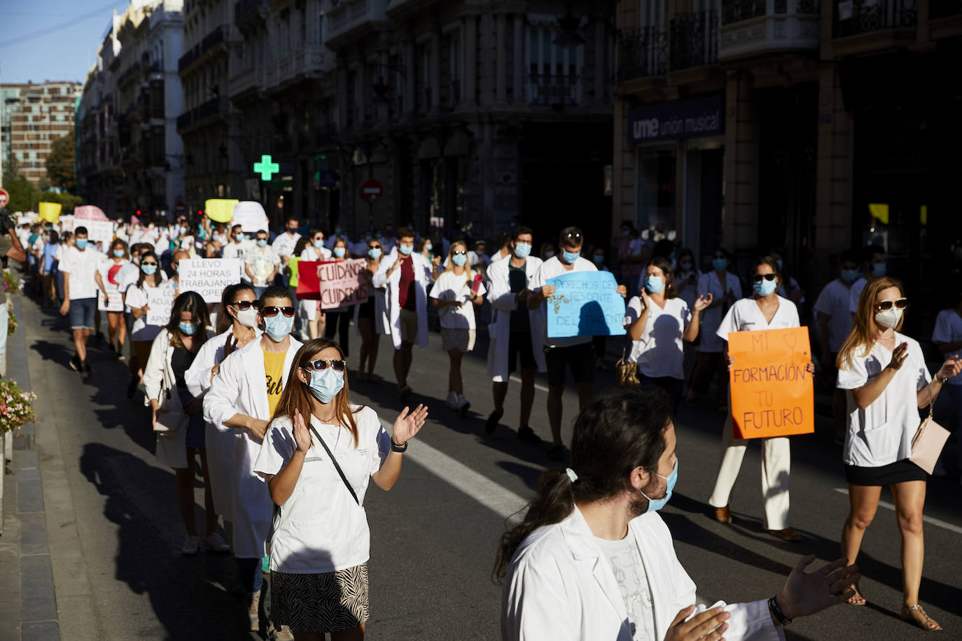 El colectivo pide una mejora de condiciones laborales en una marcha que ha terminado frente al Palau de la Generalitat.