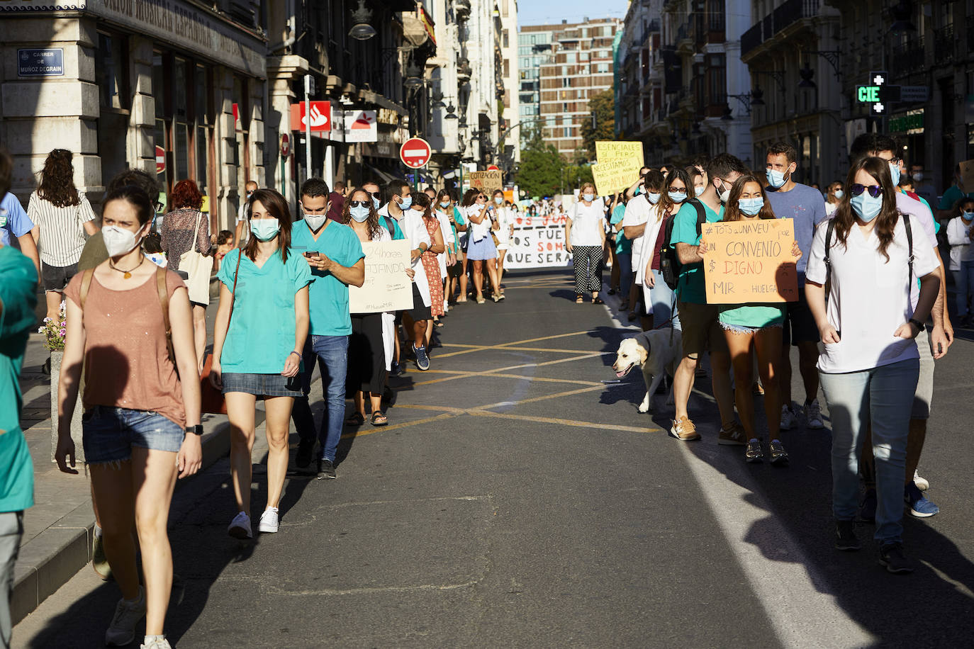 El colectivo pide una mejora de condiciones laborales en una marcha que ha terminado frente al Palau de la Generalitat.