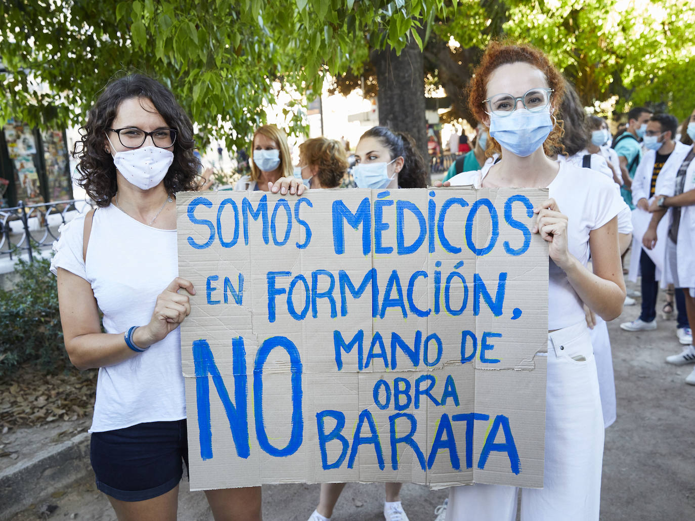 El colectivo pide una mejora de condiciones laborales en una marcha que ha terminado frente al Palau de la Generalitat.