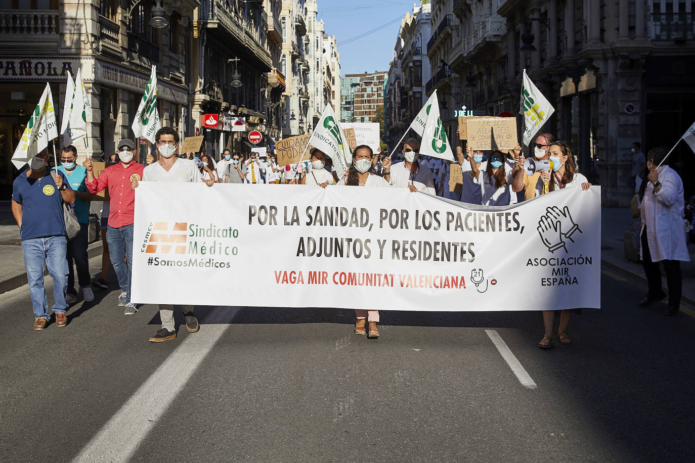 El colectivo pide una mejora de condiciones laborales en una marcha que ha terminado frente al Palau de la Generalitat.