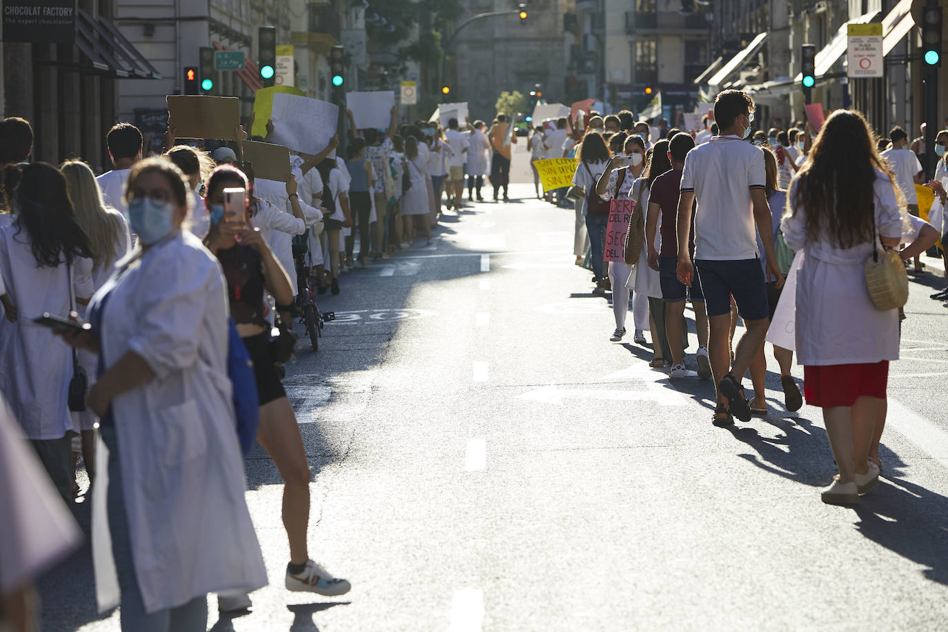 El colectivo pide una mejora de condiciones laborales en una marcha que ha terminado frente al Palau de la Generalitat.