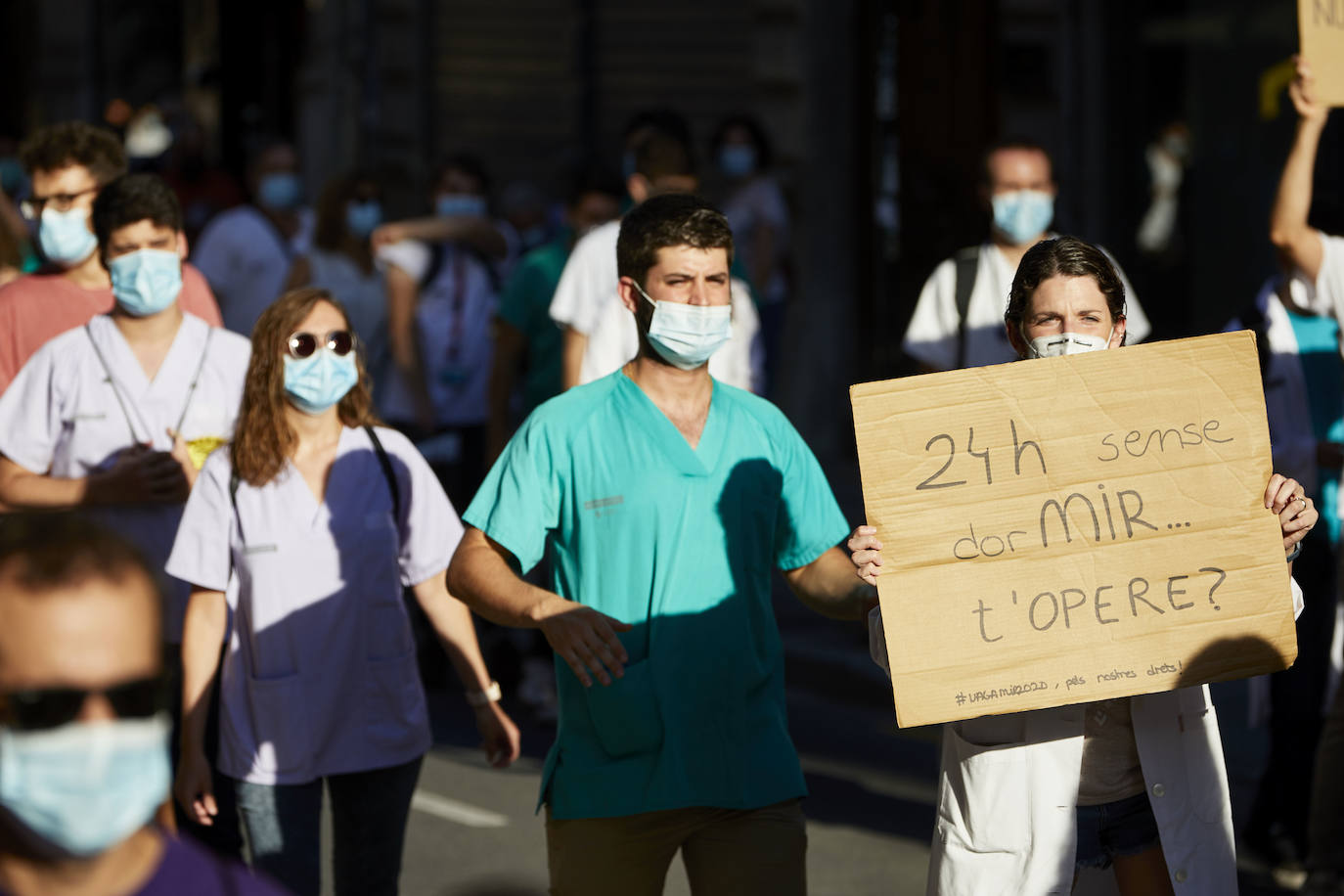 El colectivo pide una mejora de condiciones laborales en una marcha que ha terminado frente al Palau de la Generalitat.