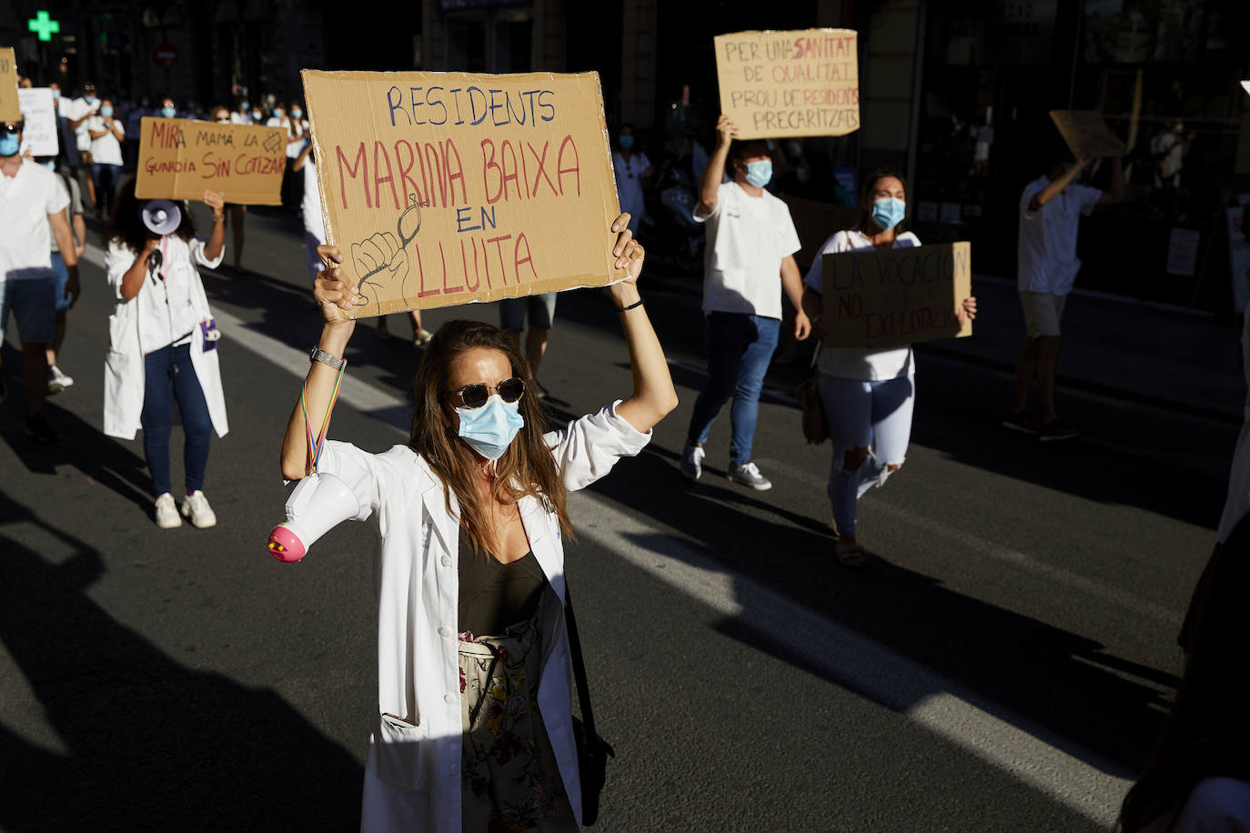 El colectivo pide una mejora de condiciones laborales en una marcha que ha terminado frente al Palau de la Generalitat.