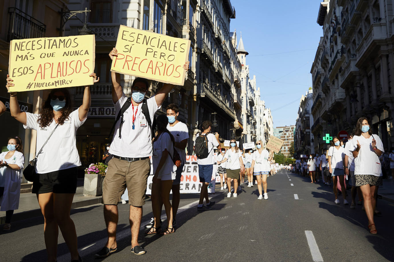 El colectivo pide una mejora de condiciones laborales en una marcha que ha terminado frente al Palau de la Generalitat.