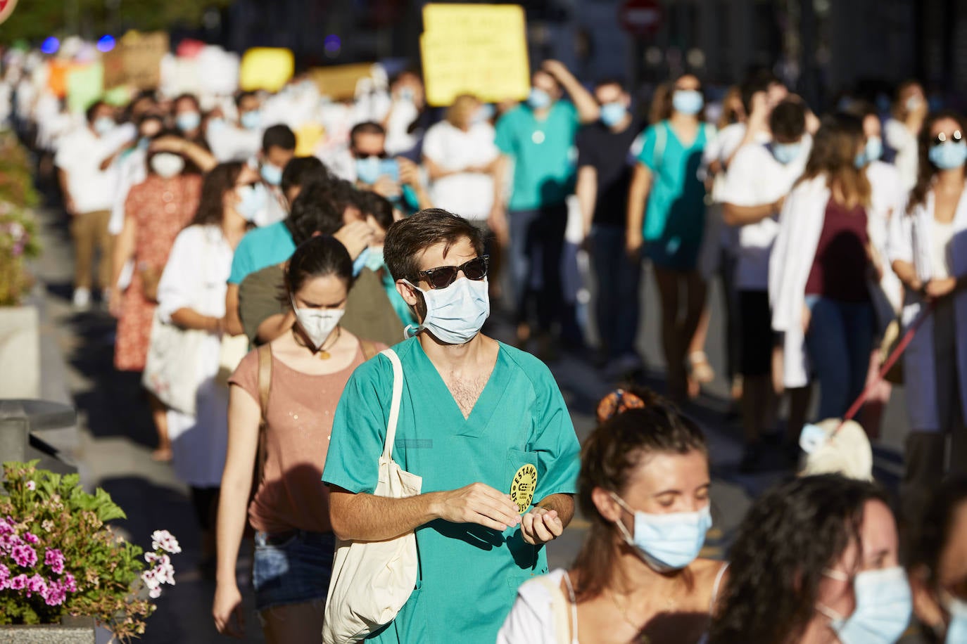 El colectivo pide una mejora de condiciones laborales en una marcha que ha terminado frente al Palau de la Generalitat.