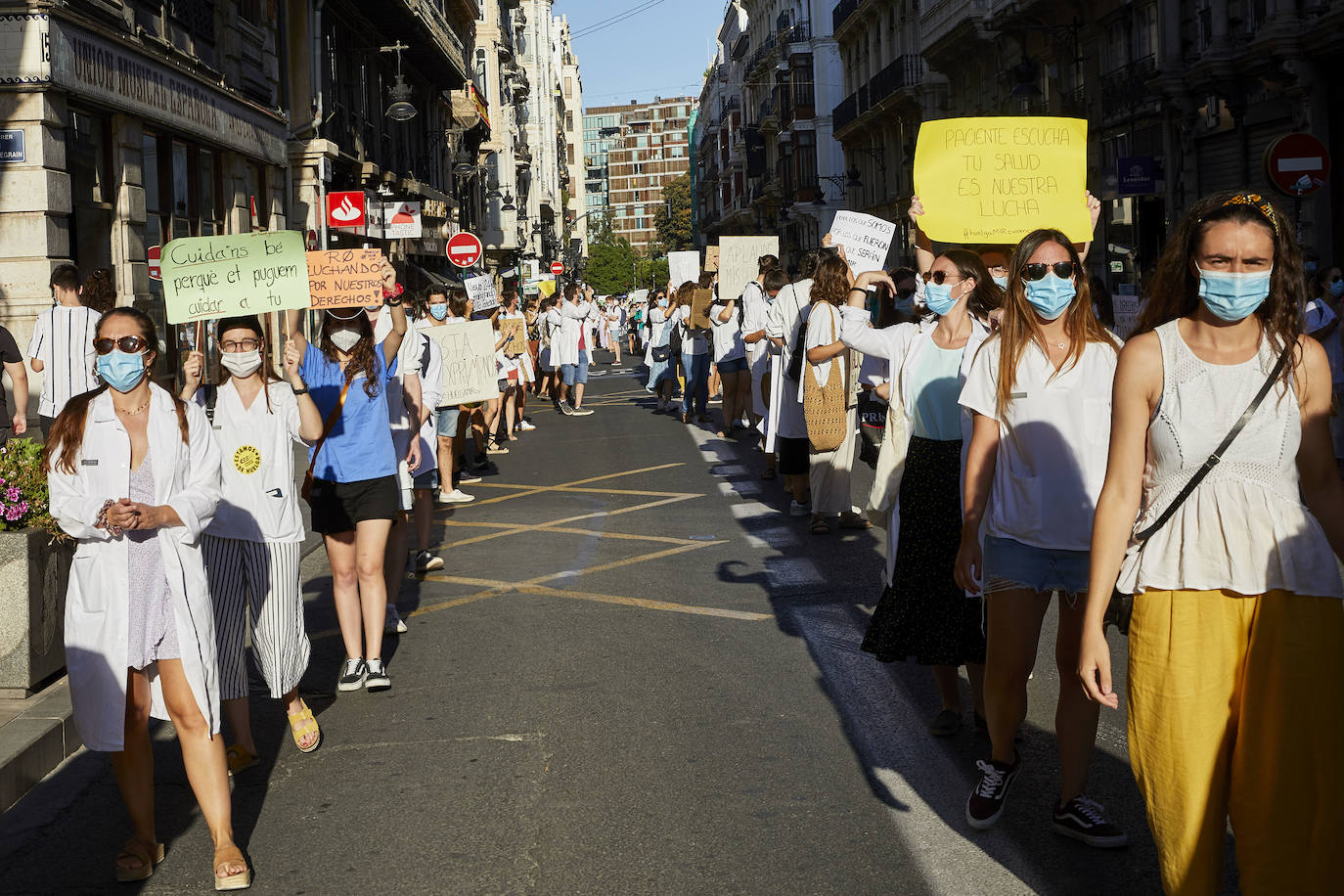 El colectivo pide una mejora de condiciones laborales en una marcha que ha terminado frente al Palau de la Generalitat.