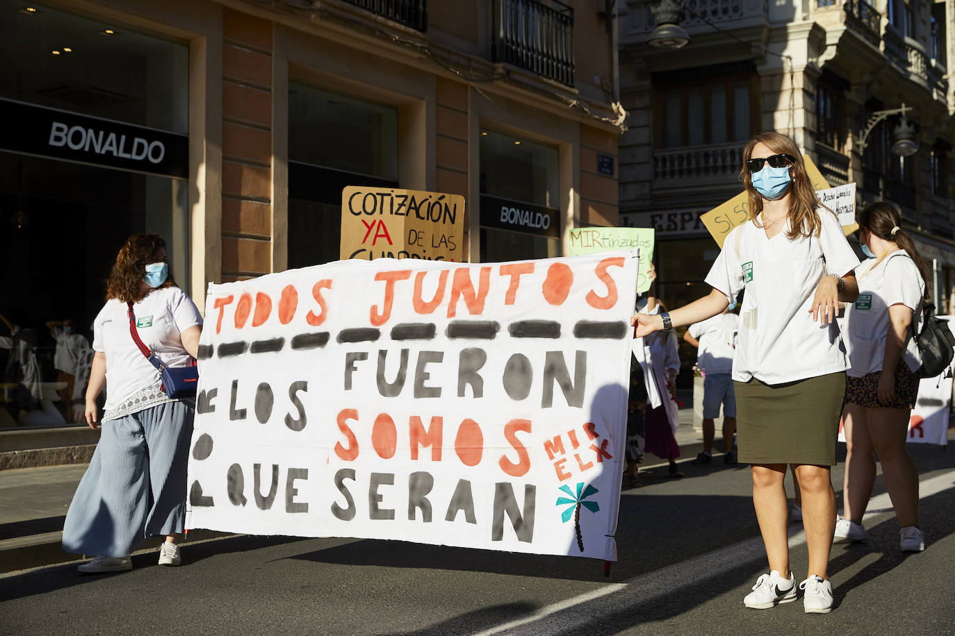 El colectivo pide una mejora de condiciones laborales en una marcha que ha terminado frente al Palau de la Generalitat.