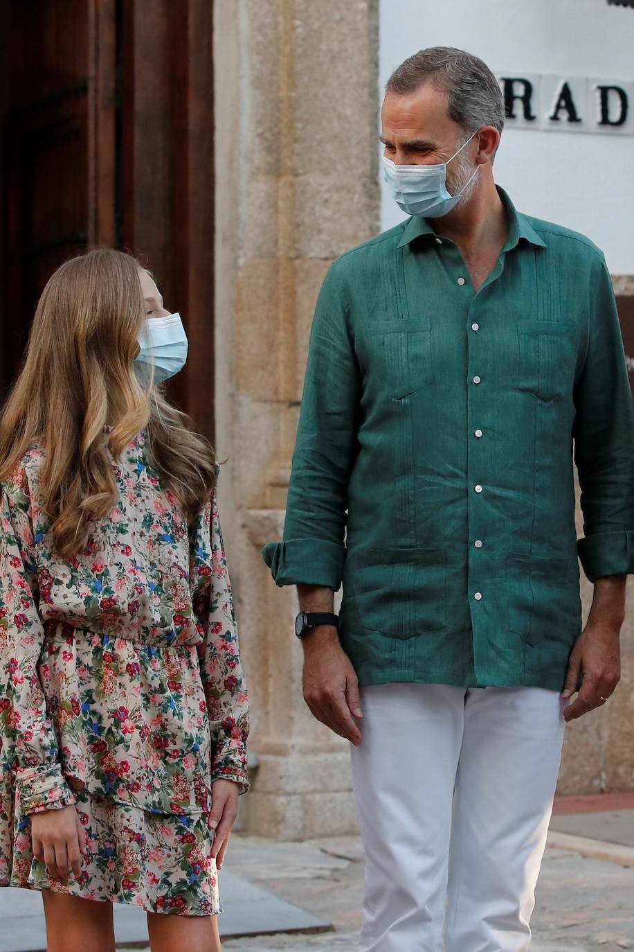 Los reyes y sus hijas han protagonizado este miércoles una visita a Mérida durante la que han asistido a la apertura del Festival de Teatro Clásico de esta ciudad y que ha servido para expresar su apoyo al turismo cultural y el teatro ante las dificultades que atraviesan por la pandemia de coronavirus. Esta visita forma parte de la gira autonómica que están realizando Felipe VI y doña Letizia tras levantarse el estado de alarma para mostrar su respaldo a instituciones y colectivos ante la situación a la que han tenido que hacer frente por la COVID-19.