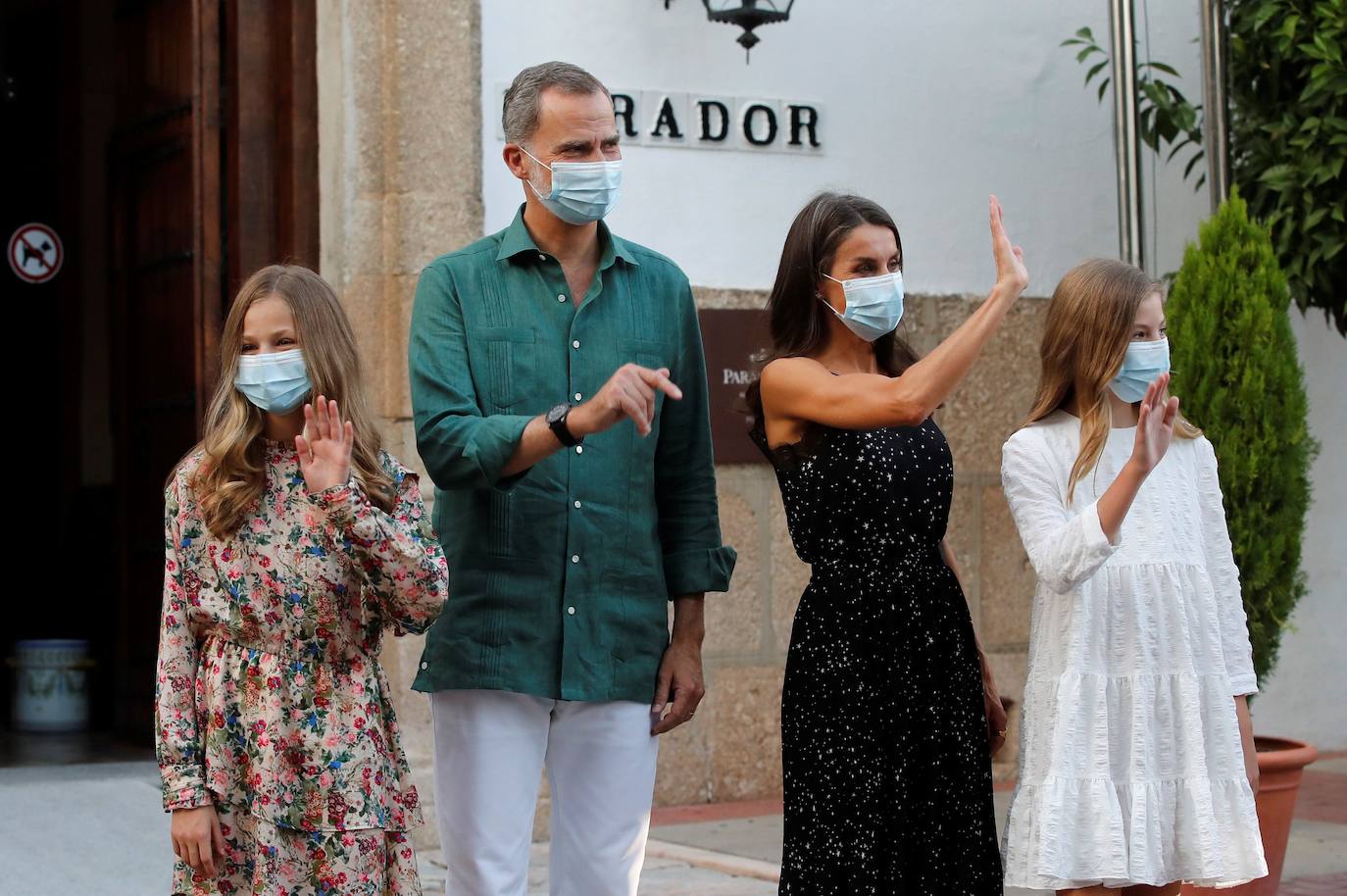 Los reyes y sus hijas han protagonizado este miércoles una visita a Mérida durante la que han asistido a la apertura del Festival de Teatro Clásico de esta ciudad y que ha servido para expresar su apoyo al turismo cultural y el teatro ante las dificultades que atraviesan por la pandemia de coronavirus. Esta visita forma parte de la gira autonómica que están realizando Felipe VI y doña Letizia tras levantarse el estado de alarma para mostrar su respaldo a instituciones y colectivos ante la situación a la que han tenido que hacer frente por la COVID-19.