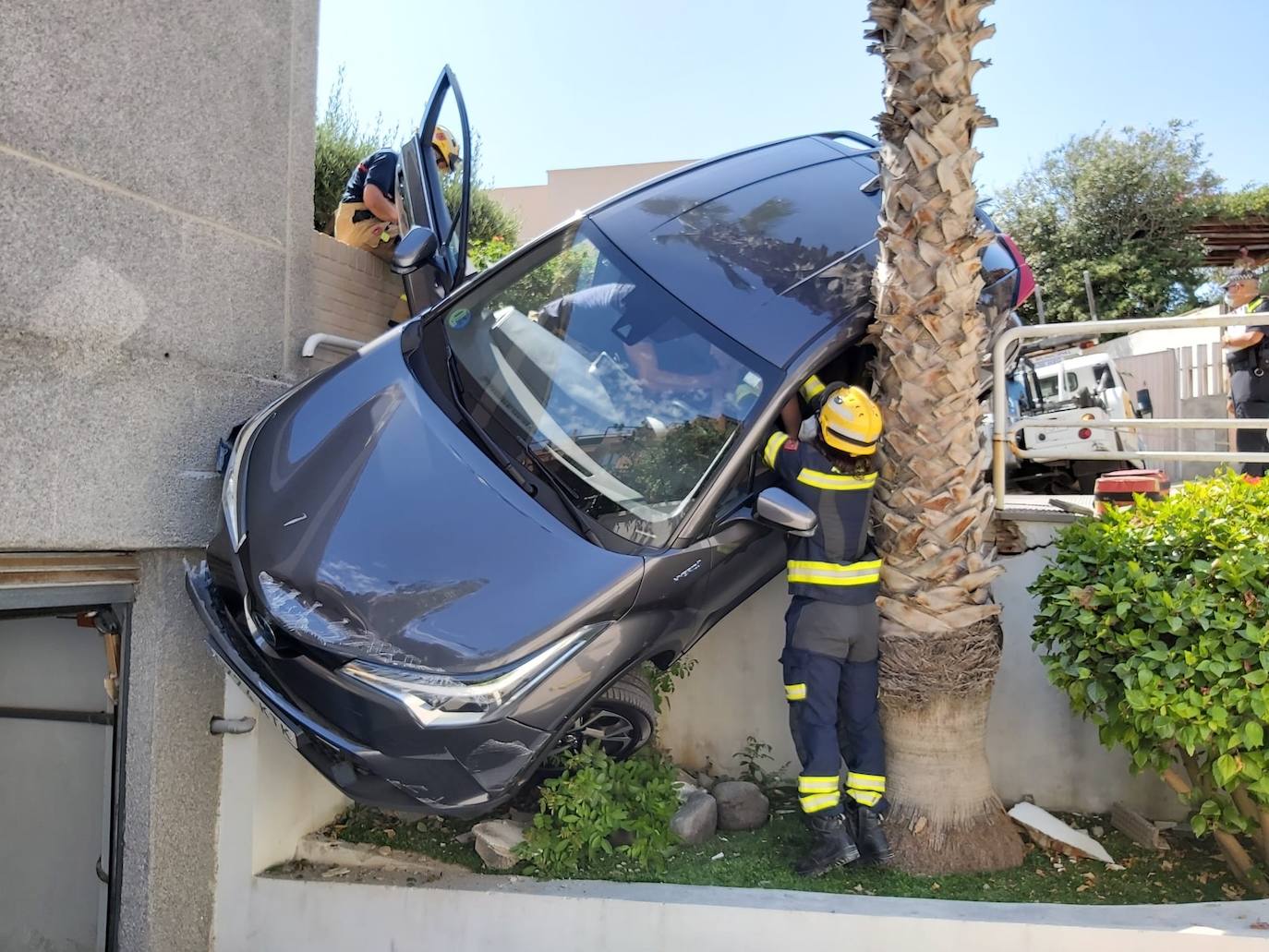 Un coche queda colgado en una urbanización de Alicante tras un fallo del conductor