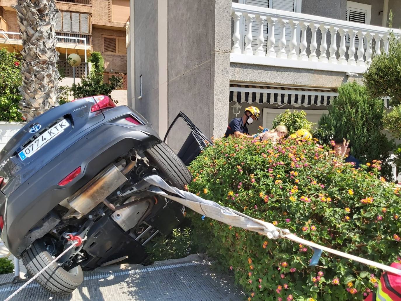 Un coche queda colgado en una urbanización de Alicante tras un fallo del conductor