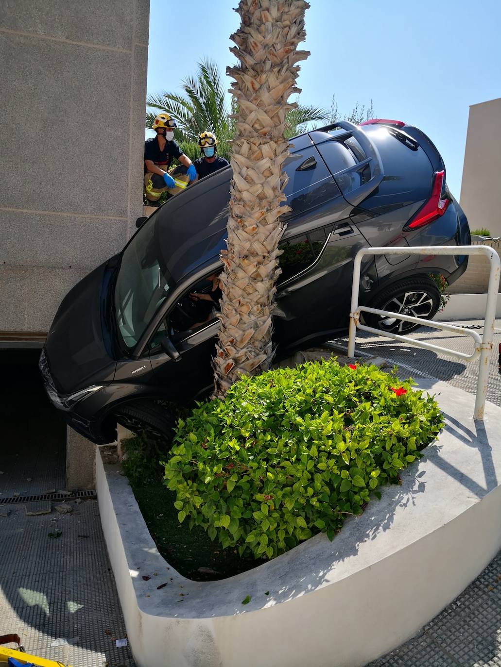 Un coche queda colgado en una urbanización de Alicante tras un fallo del conductor