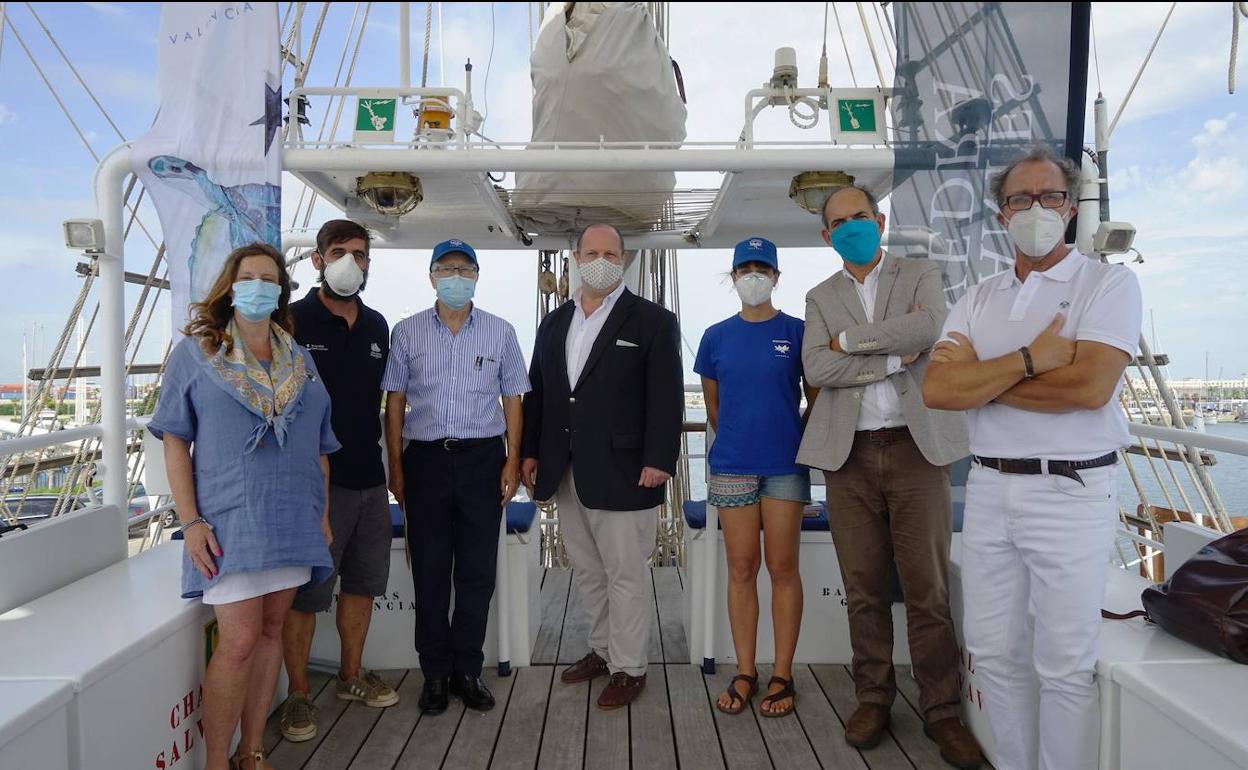 Capitanes y director de la goleta, responsables del Oceanogràfic y expertos de la travesía, durante la presentación.