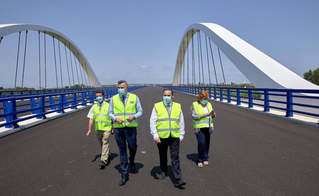 El ministro de Transportes, José Luis Ábalos, acompañado por la delegada del Gobierno, Gloria Calero, y el alcalde de Cullera, Jordi Mayor, durante su visita a las obras de la variante Cullera-Favara . 